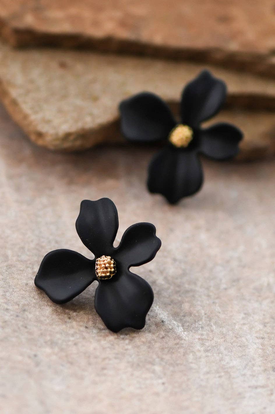 Black Painted Metal Flower Stud Earrings - 6761: S0OX3T6761 Black